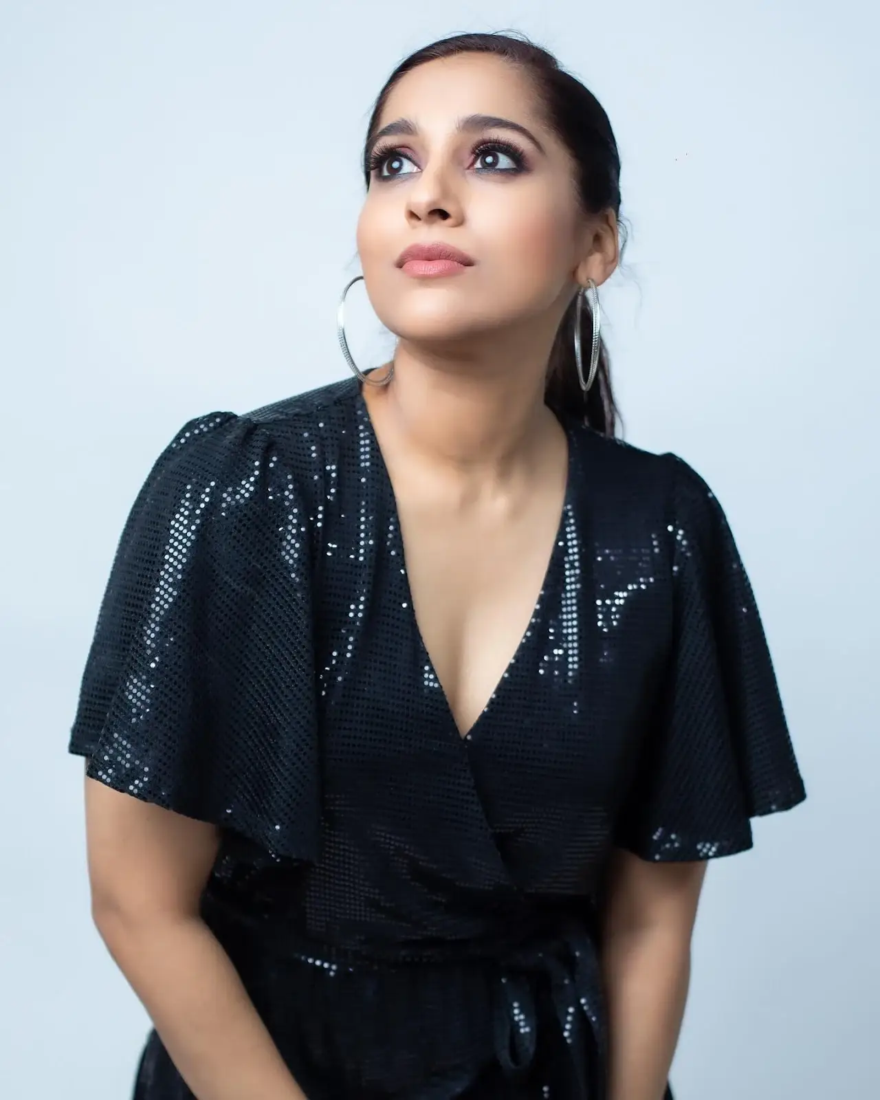 RASHMI GAUTAM LONG LEGS SHOW IN MINI BLACK SKIRT 7